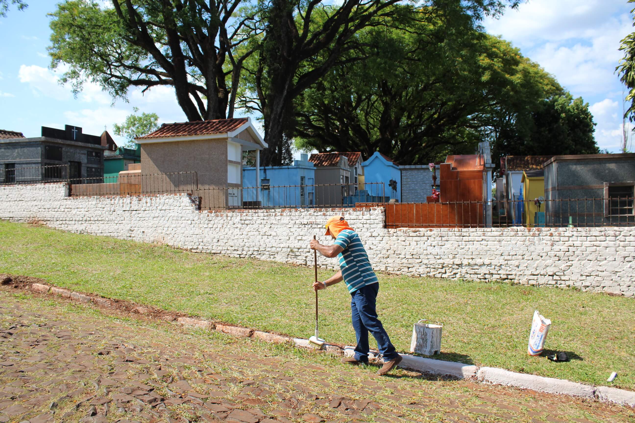 Secretaria de Obras realiza a limpeza e manutenção do Cemitério Municipal